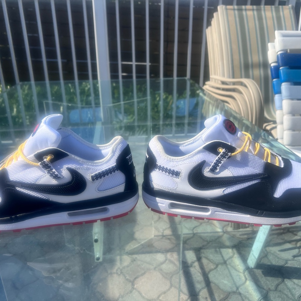 Nike - Picture 4 of 4